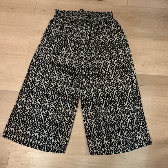 Rose & Olive Black and White Wide Leg Pants - Picture 2 of 5